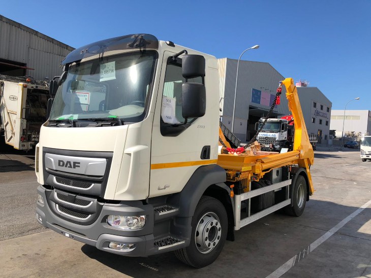 carrozado multicontainer sobre camión de la marca cayvol