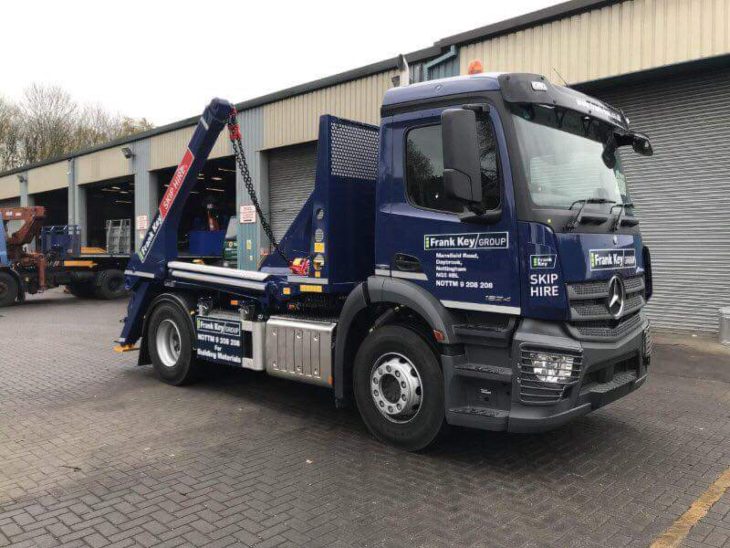 Camión ligero con carrozado multicontainer cayvol