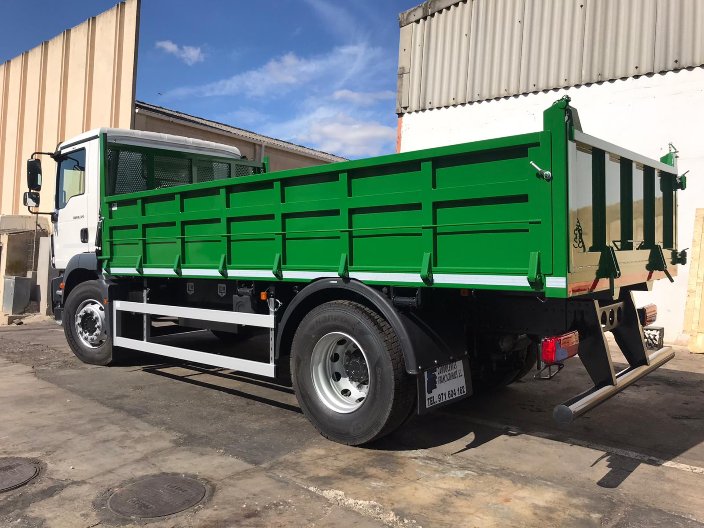 Camión pesado con carrocería abierta y laterales abatibles en palma de mallorca